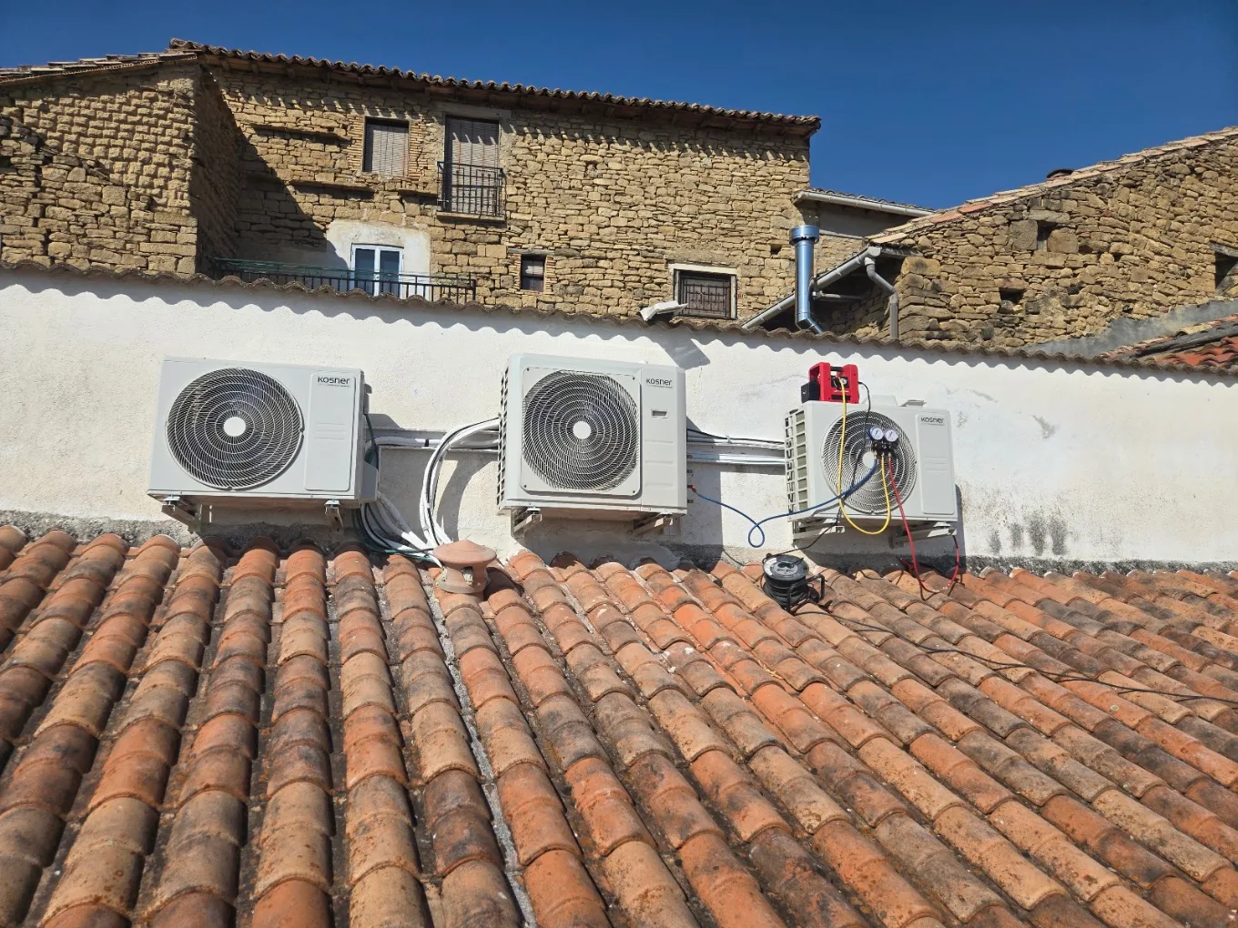 Unidades exteriores de aire acondicionado instaladas en cubierta